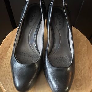 Black pumps. Low heel